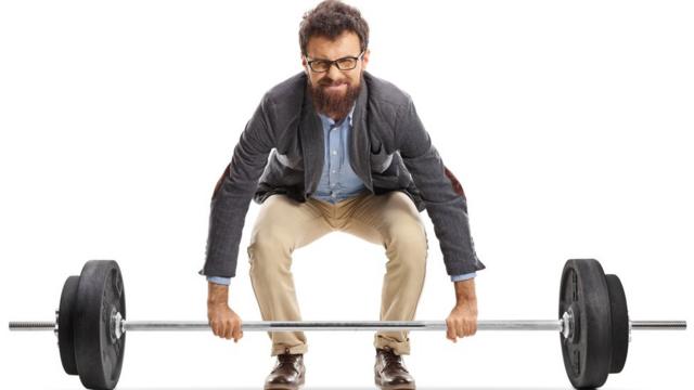 Homem com roupa casual levantando uma barraqual o melhor site de apostas de jogospeso livre