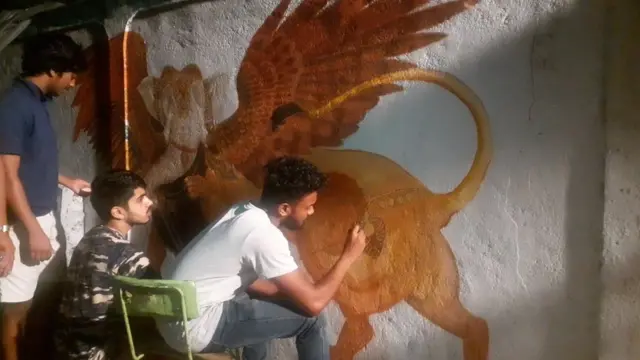 சுற்றுச் சூழலை அழகுபடுத்தும் சுவரோவிம்; இனவாதத்தை உயர்த்திப் பிடிக்கின்றனவா?