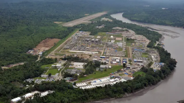 Planta de distribución de gas del proyecto Camisea en la Amazonía peruana