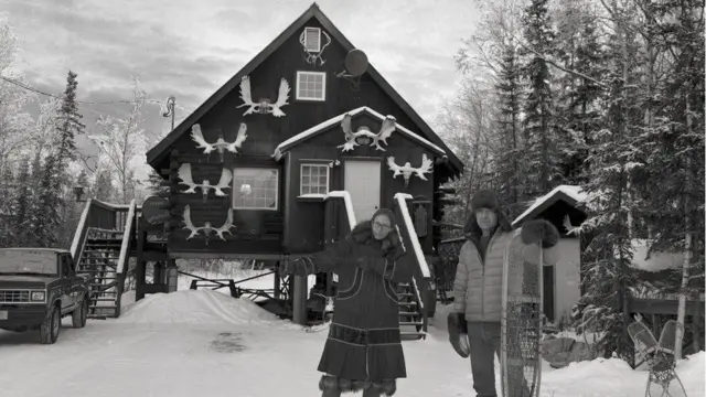 बर्फ के बीच घर