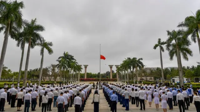 নীরবতা পালনের সময় অর্ধনমিত রাখা হয় জাতীয় পতাকা