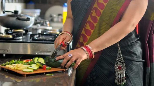 돌봄에서는 여전히 남녀의 전통적 역할 구분이 뚜렷하다