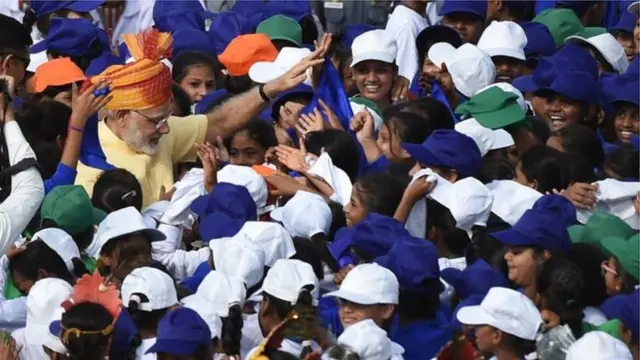 The Prime Minister with children wey come celebrate the independence.