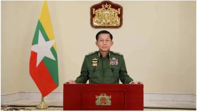 နိုင်ငံတော်စီမံအုပ်ချုပ်ရေးကောင်စီ ဥက္ကဋ္ဌ အဖြစ်မိန့်ခွန်းပြောစဥ်