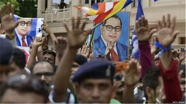 भीमराव अंबेडकर की तस्वीर के साथ विरोध प्रदर्शन