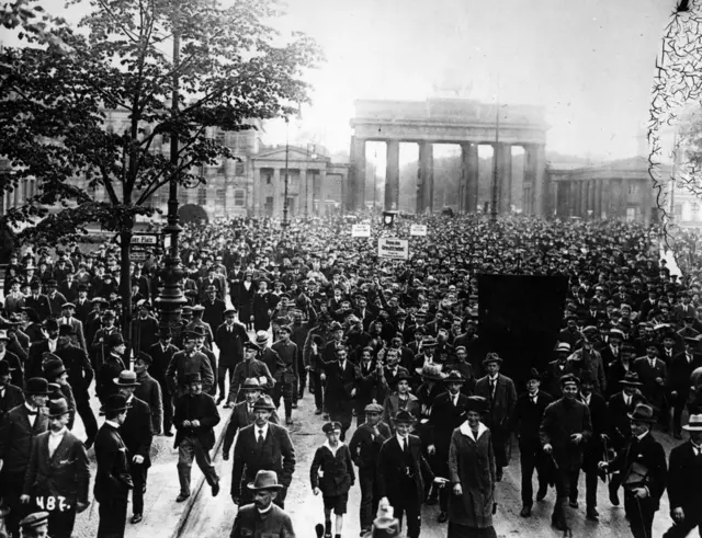 1919년 4월 1일 베르사유 강화조약을 반대하는 시위