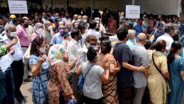 Des bénéficiaires âgés de plus de 45 ans font la queue pour se faire vacciner au centre de vaccination NESCO Jumbo Covid-19 à Goregaon, le 29 avril 2021 à Mumbai, en Inde.
