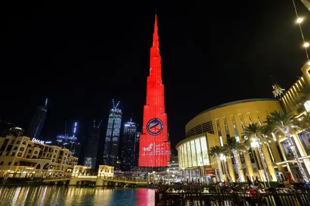 Edifício Burj Khlaifa iluminado de vermelho