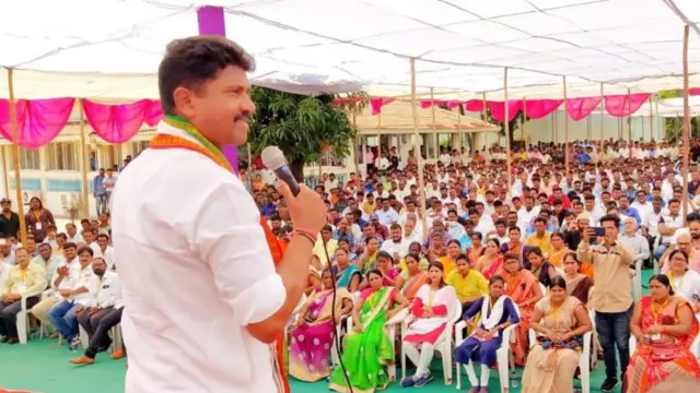 સભાનું સંબોધન કરી રહેલા મોહનભાઈ ડેલકર