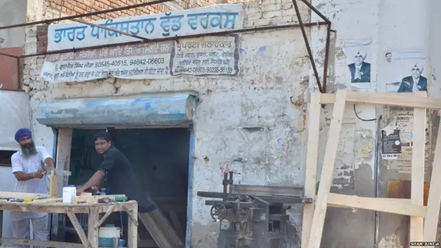 દુકાનની ઉપર ભારત પાકિસ્તાન લખેલું બોર્ડ