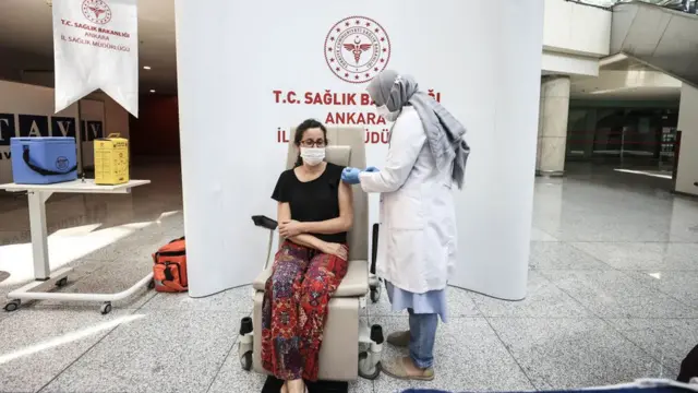 Türkiye'de havalimanlarında da aşılama yapılıyor