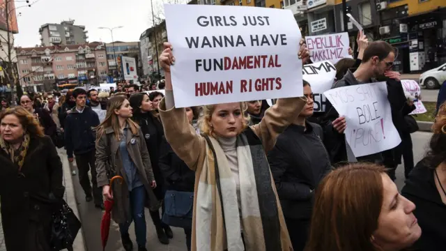 دنيا د نارينه له عينکو