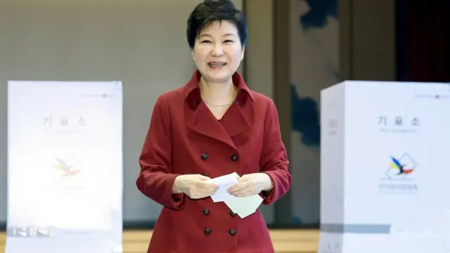 総選挙で投票する朴大統領(13日)
