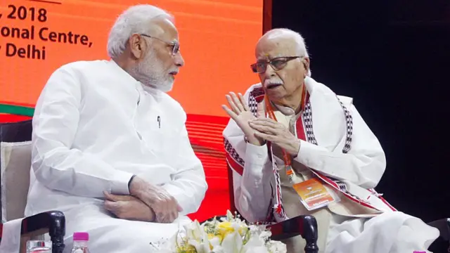 નરેન્દ્ર મોદી અને લાલકૃષ્ણ અડવાણી