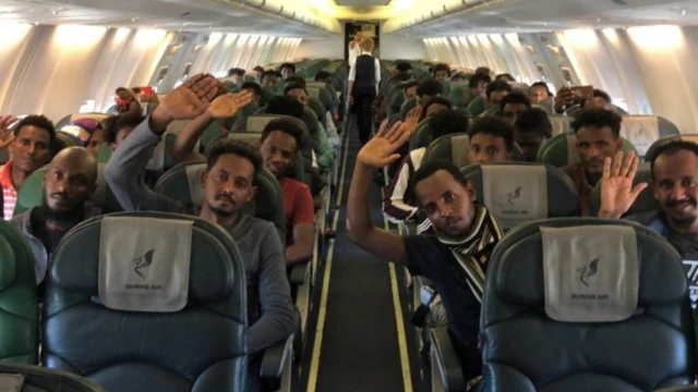 Wahamiaji wa Libya wakiwa safarini kuelekea nchini Rwanda