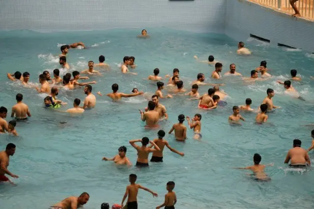 استخری در پارک آبی در بغداد همزمان با افزایش شدید دمای هوا روز ۳۰ ژوئن