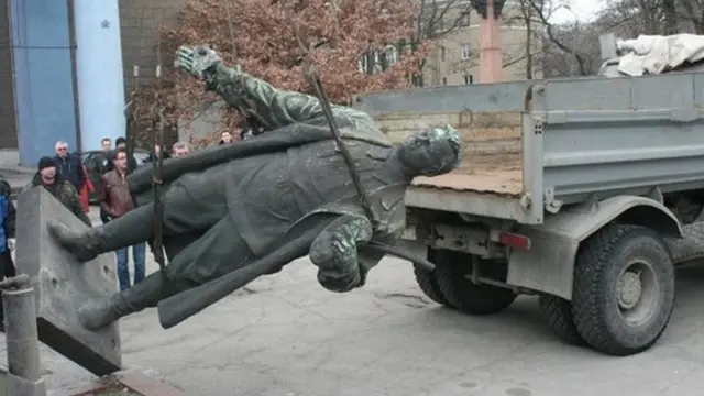 ලෙනින් යුක්රේනයෙන් සමුගනියි