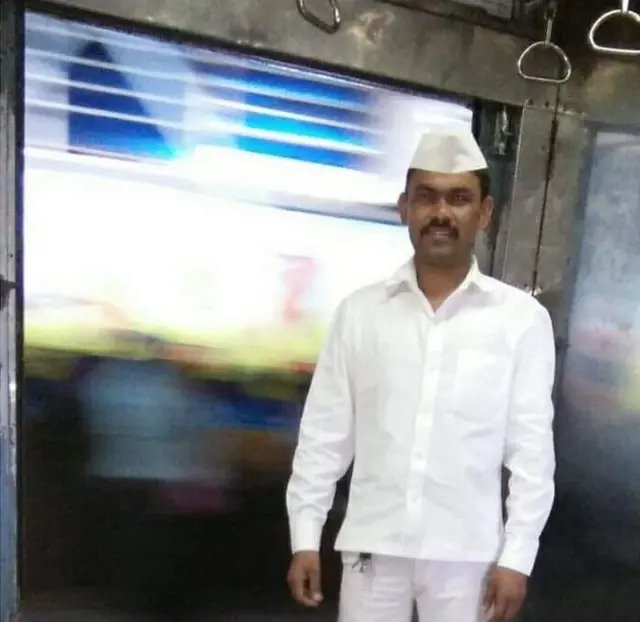 रोहिदास मुंबई लोकल में सफ़र करते हुए