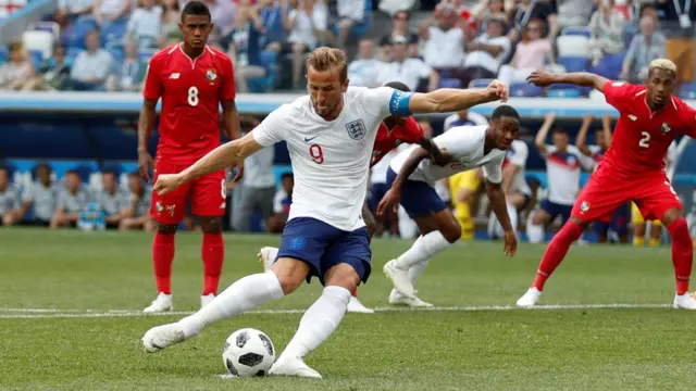 Con fuerza y a la escuadra. Kane dejó sin opciones al portero panameño Penedo.