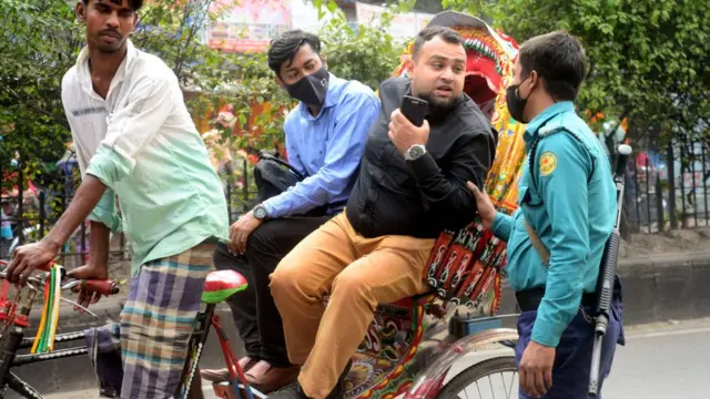 নতুন বিধি-নিষেধের প্রথম দিন পুলিশ মাস্ক-বিহীন রিক্সা যাত্রীকে জিজ্ঞাসাবাদ করছে, ১৩/০১/২০২২