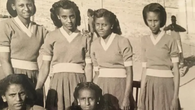 ኣበባ ተስፋጊዮርጊስ ካልኣይቲ ካብ ጸጋም ንየማን፡ ደው ካብ ዝበላ