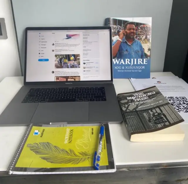 Akhrinta buugaagta iyo kumbuutarka ayaa madadaalo u ahaa Axmednagashe