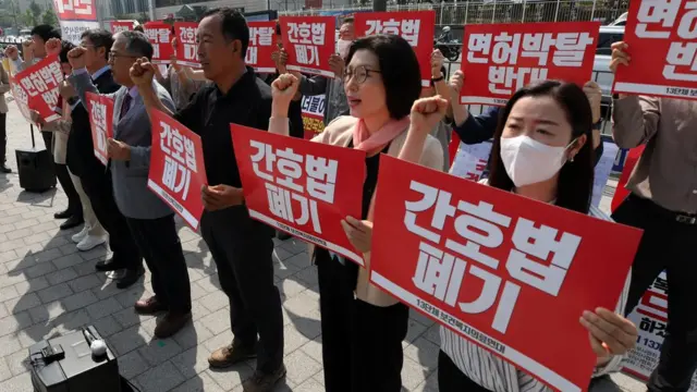 대한의사협회와 대한간호조무사협회 등으로 구성된 보건복지의료연대 회원들이 16일 오전 서울 용산 대통령집무실 앞에서 기자회견을 열고 윤석열 대통령의 간호법 제정 거부권 행사를 촉구하고 있다