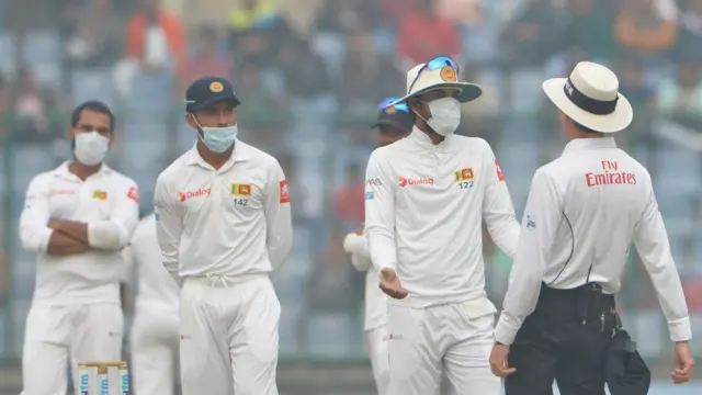 Ciyaartooyda Sri Lanka oo maaskaro xiran xilli ay Delhi kula ciyaarayeen dhiggooda Hindiya