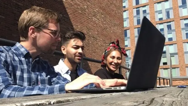 Colegas que trabalham em empresa onde funcionário pode escolher seu próprio salário