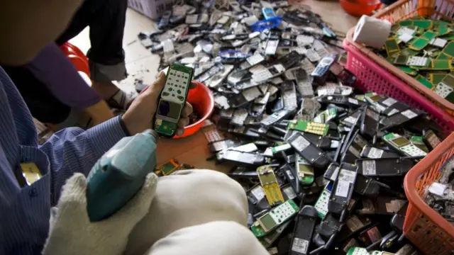 Eski cep telefonları yığını