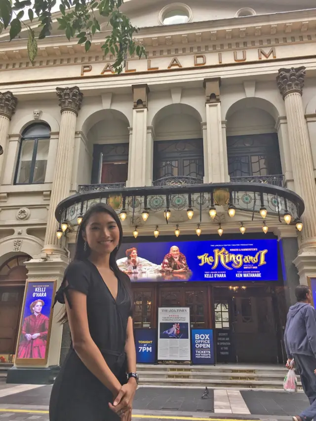 แก้มหน้าโรงละคร