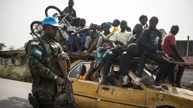 Washegari wani ma'aikacin wanzar da zaman lafiya na MDD da ke aiki a a Rwanda yana sanya ido a kan hanyar zuwa garin Damara a Jamhuriyar Tsakiyar Afirka...