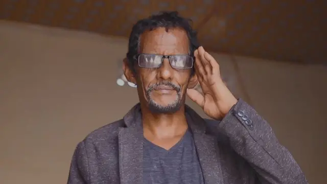 Sawirka Shariif oo u labisan sida dhalinyarada oo kale