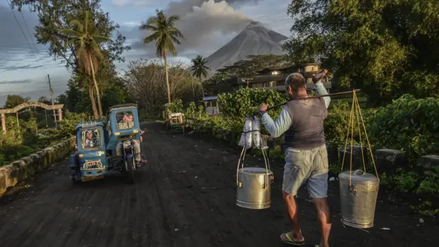 Moradoresbonus de boas vindas blaze como funcionaatividades cotidianas no Monte Mayon, nas Filipinas,bonus de boas vindas blaze como funcionameio à erupção vulcânica leve