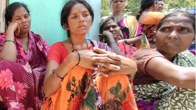 బాధిత కుటుంబాల మహిళలు