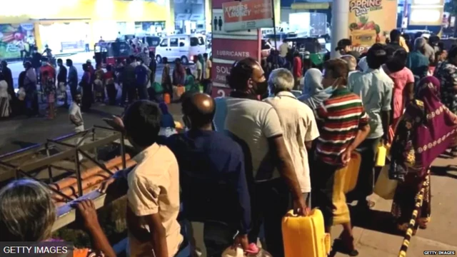 ਕਤਾਰ 'ਚ ਖੜ੍ਹੇ ਲੋਕ