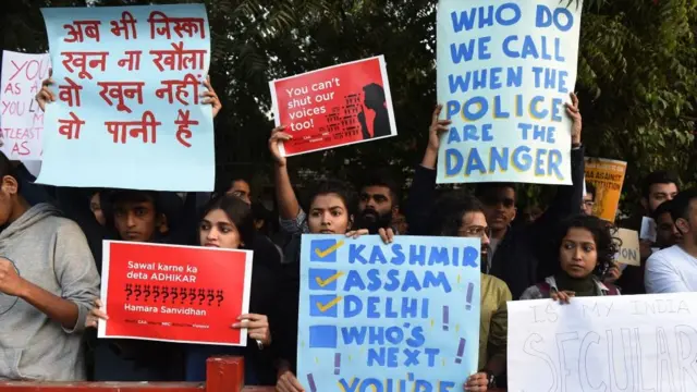 जगह- अहमदाबाद: ''अब भी जिसका खून ना खौला, वो खून नहीं पानी है जो देश के काम ना आए, वो बेकार जवानी है''