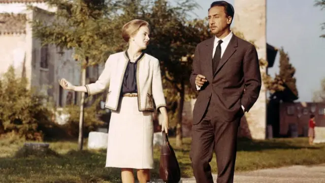 Romain Gary en la calle, acompañado de una mujer.