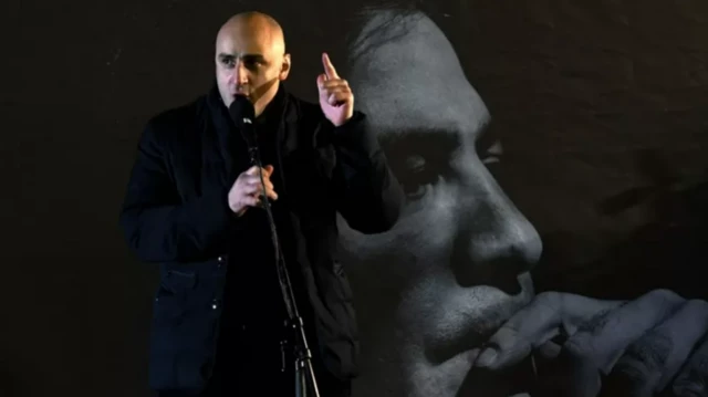 "Бириккен улуттук кыймыл" (БУК) партиясынын төрагасы Никанор (Ника) Анзорович Мелияны Саакашвилинин айрым тарапкерлери партияны алсыратып койду жана Саакашвили мырзаны абактан чыгаруу үчүн жетиштүү чара көргөн жок, деп айыпташууда