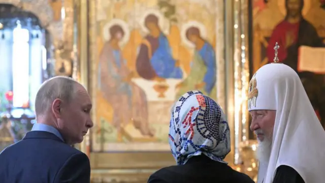 Путин, министр культуры Любимова и патриарх Кирилл стоят перед "Троицей" Рублева