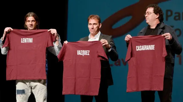 جانلوئیجی لنتینی همراه با رافائل مارتین واسکس و والتر کاساگرانده، همتیمیهای سابقش در تورینو، سال ۲۰۱۷ در مراسمی به مناسبت ۲۵ سالگی رسیدن تیم به فینال جام یوفا حاضر شدند