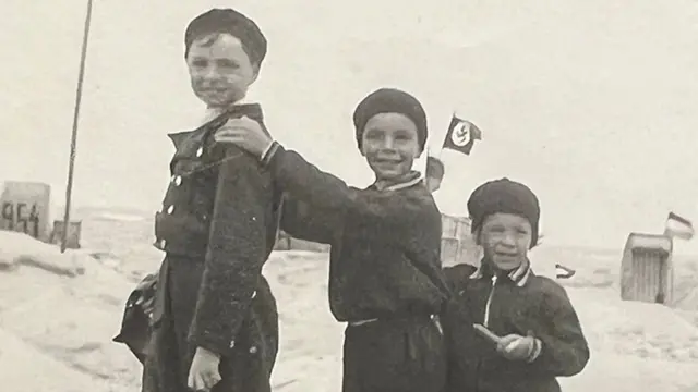 Ông Peter (ở giữa) khi 12 tuổi 