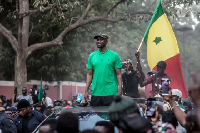 Ousmane Sonko en caravane dans son fief de Ziguinchor (mai 2023). 