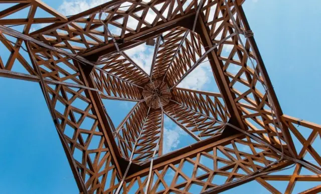 ብሰኑይ ኣብ ርእሰ ከተማ ማዳጋስካር ኣንታናናሪቮ፡ ንእሽቶ ቅዳሕ ኣይፍል ታወር ትርአ - 12 ሜትሮ ቁመት ዘለዎ ሞዴል'ያ