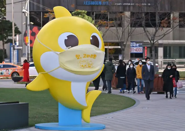 सेऊलच्या मॉलबाहेर बेबी शार्क गाण्यातील व्यक्तिरेखेची प्रतिकृती 