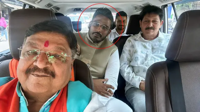 बीजेपी नेता कैलाश विजयवर्गीय के साथ अक्षय बम