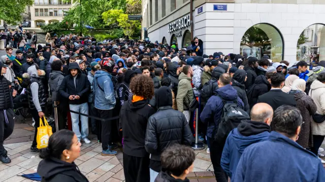 一大群人聚集在建築物外圍