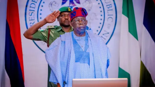 Onyeisiala Tinubu gara n'ihu kwanyere ọtụtụ ụmụafọ Naịjirịa mere oke ihe dị iche iche n'oge gara aga ụfọdụ n'ime ha bụ ndị larala mụọ ugwu mba 'National Honor'.