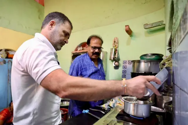 राहुल गांधी आणि शाहू पाटोळे 