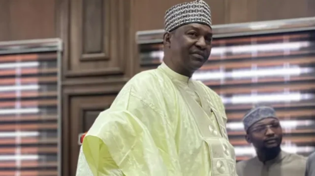 Abubakar wọ agbada olomi yẹlo ati fila